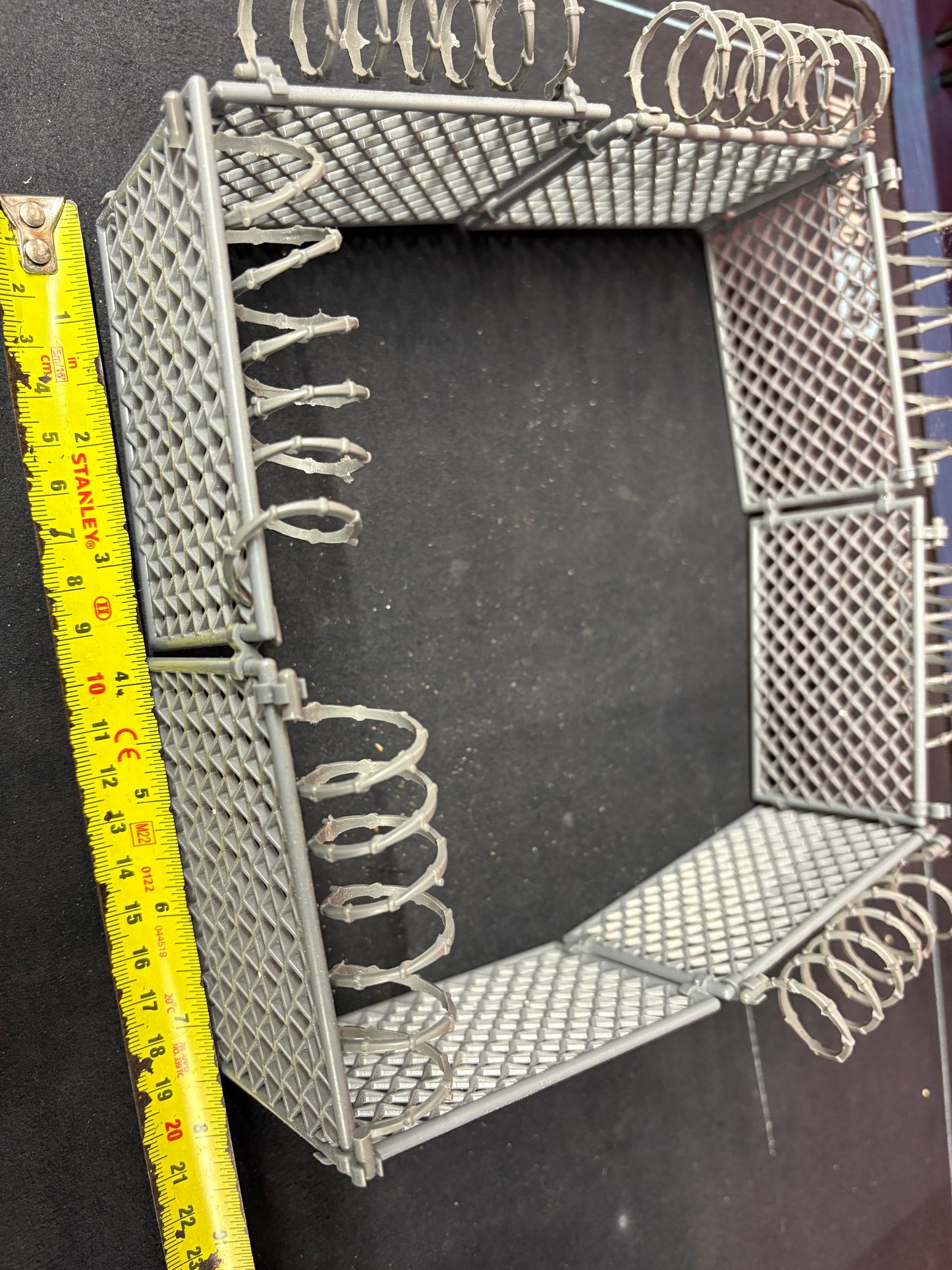 Model Mesh Fence with barbed wire - 9cm per strip, 8 strips