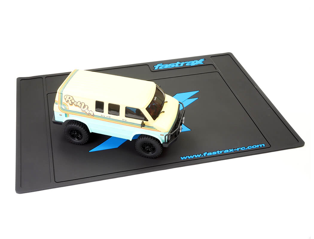 FASTRAX - MEDIUM RC CAR/BUGGY 1/12-1/10 RUBBER PIT MAT - BLUE/BLACK 62CM X 42CM - FAST413M-BK