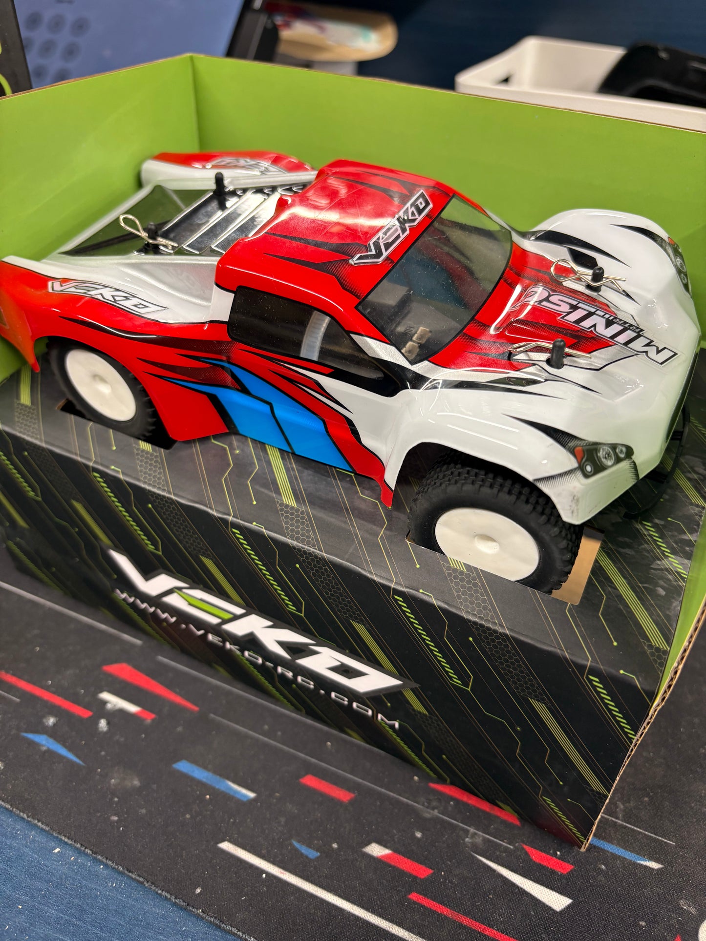 Ex-demo - Veko - Mini SC Red 1:24 Short Course RTR with Gyro, Battery & Charger - VK0002-RD